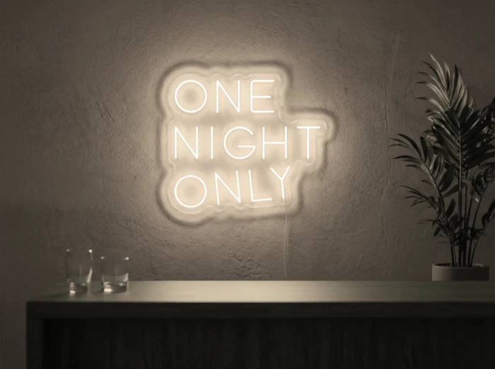 Neonskylt «One Night Only» i varmvit LED-neon, monterad på vägg