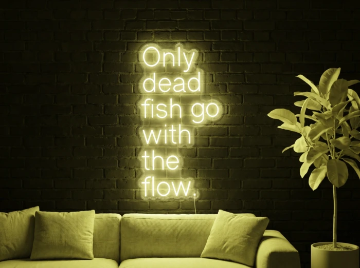 Neonskylt «Only Dead Fish» i gul LED-neon, monterad på vägg