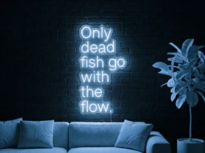 Neonskylt «Only Dead Fish» i isblå LED-neon, monterad på vägg