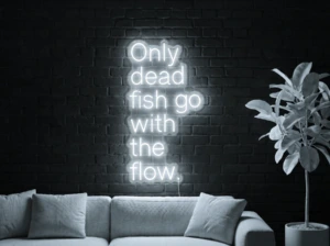 Neonskylt «Only Dead Fish» i iskall vit LED-neon, monterad på vägg