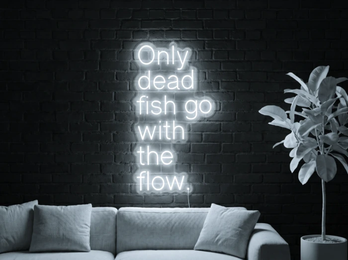 Neonskylt «Only Dead Fish» i iskall vit LED-neon, monterad på vägg