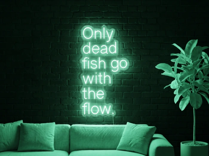 Neonskylt «Only Dead Fish» i mintgrön LED-neon, monterad på vägg