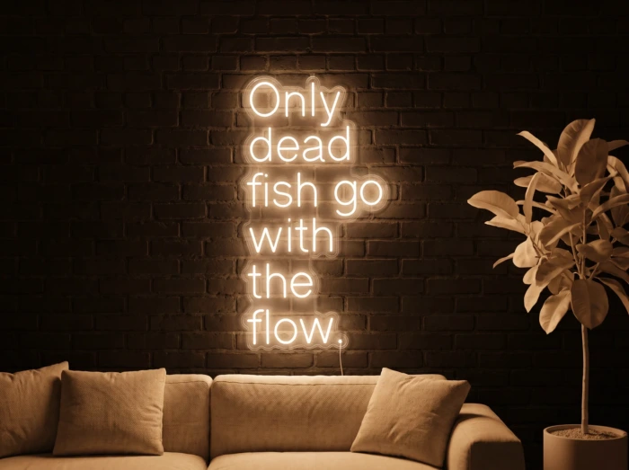 Neonskylt «Only Dead Fish» i orange LED-neon, monterad på vägg