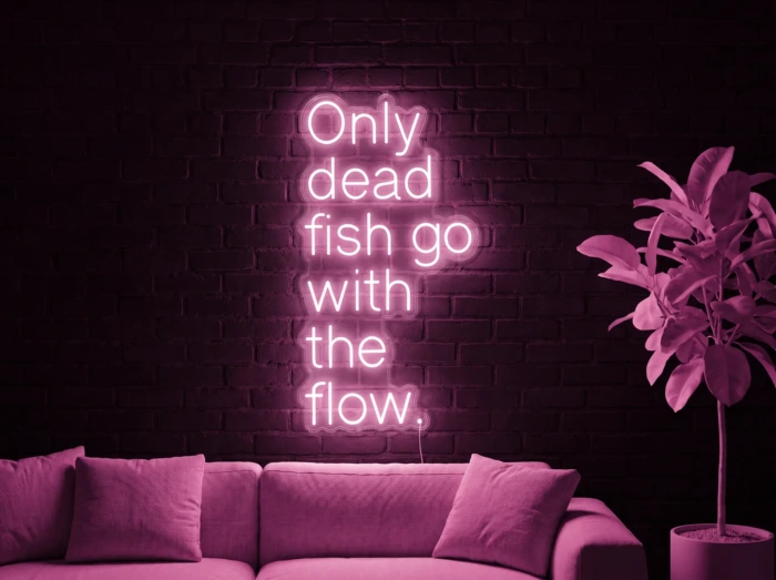 Neonskylt «Only Dead Fish» i rosa LED-neon, monterad på vägg