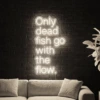 Neonskylt «Only Dead Fish» i varmvit LED-neon, monterad på vägg