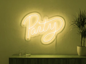 Neonskylt «Party» i gul LED-neon, monterad på vägg