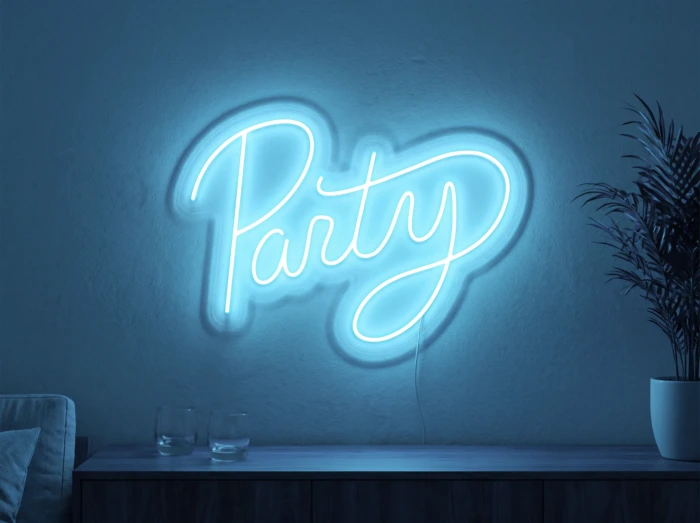 Neonskylt «Party» i isblå LED-neon, monterad på vägg