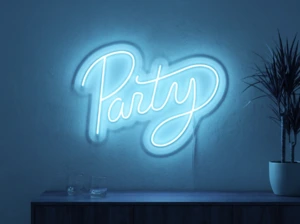 Neonskylt «Party» i isblå LED-neon, monterad på vägg