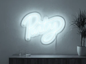 Neonskylt «Party» i iskall vit LED-neon, monterad på vägg