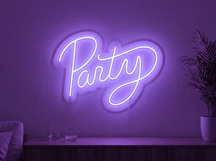 Neonskylt «Party» i lila LED-neon, monterad på vägg
