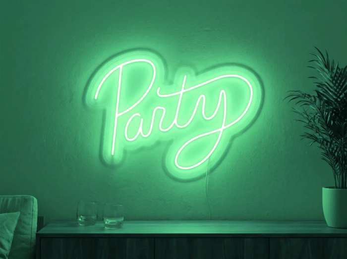 Neonskylt «Party» i mintgrön LED-neon, monterad på vägg