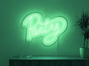 Neonskylt «Party» i mintgrön LED-neon, monterad på vägg