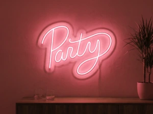 Neonskylt «Party» i röd LED-neon, monterad på vägg