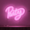 Neonskylt «Party» i rosa LED-neon, monterad på vägg
