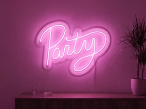 Neonskylt «Party» i rosa LED-neon, monterad på vägg