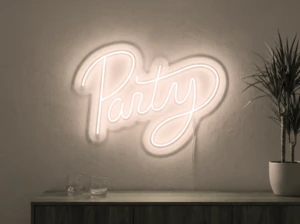 Neonskylt «Party» i varmvit LED-neon, monterad på vägg