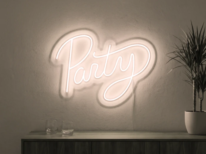 Neonskylt «Party» i varmvit LED-neon, monterad på vägg