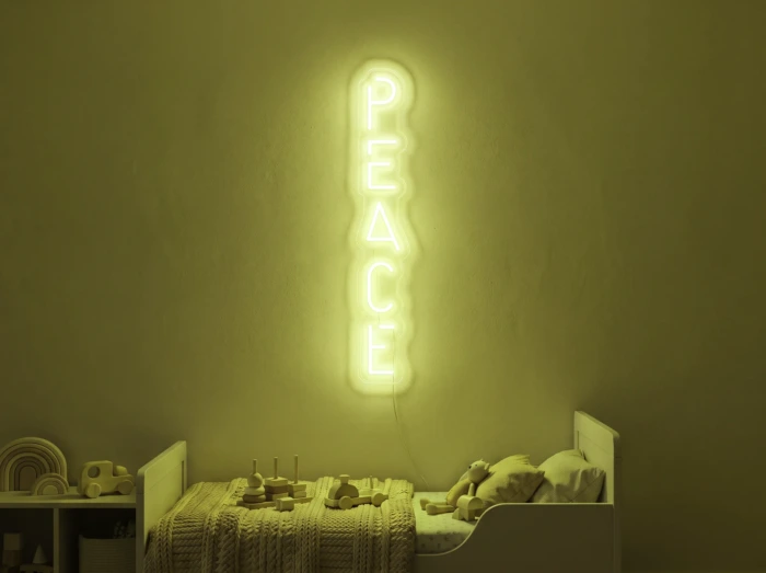 Neonskylt «Peace» i gul LED-neon, monterad på vägg