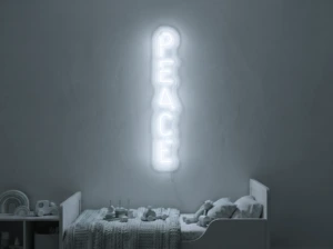 Neonskylt «Peace» i iskall vit LED-neon, monterad på vägg
