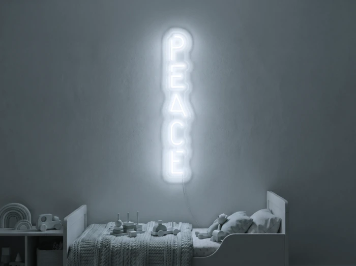 Neonskylt «Peace» i iskall vit LED-neon, monterad på vägg