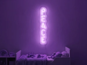 Neonskylt «Peace» i lila LED-neon, monterad på vägg