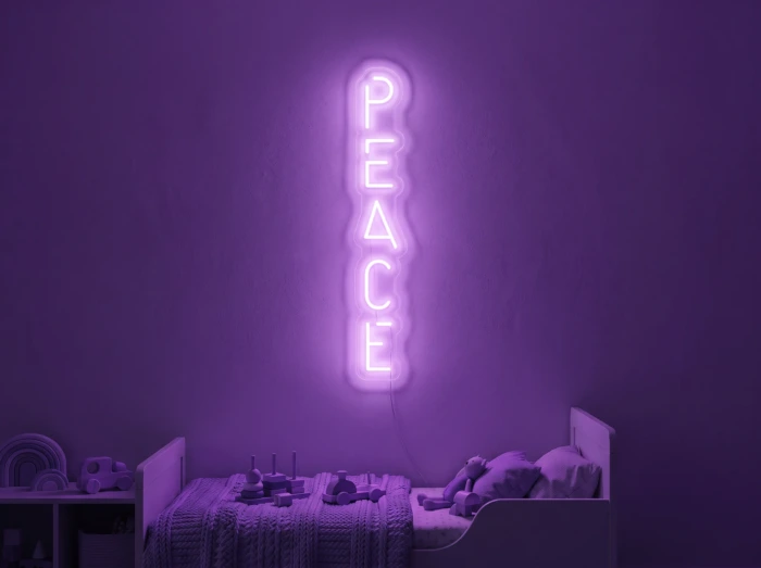 Neonskylt «Peace» i lila LED-neon, monterad på vägg