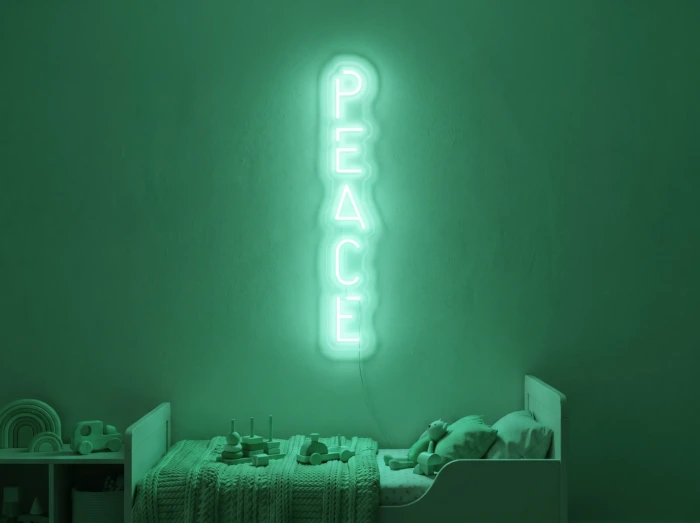 Neonskylt «Peace» i mintgrön LED-neon, monterad på vägg