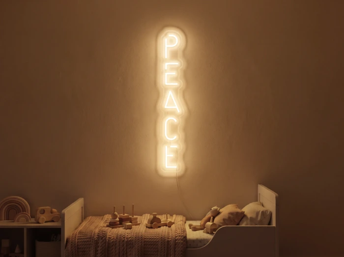 Neonskylt «Peace» i orange LED-neon, monterad på vägg