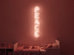 Neonskylt «Peace» i röd LED-neon, monterad på vägg