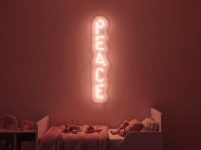 Neonskylt «Peace» i röd LED-neon, monterad på vägg
