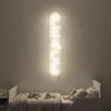 Neonskylt «Peace» i varmvit LED-neon, monterad på vägg