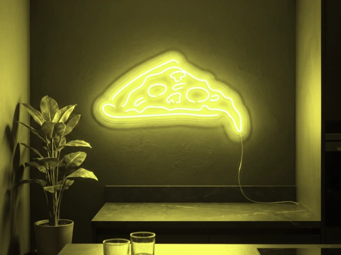 Neonskylt «Pizzaskiva» i gul LED-neon, monterad på vägg