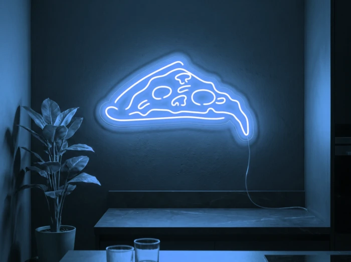 Neonskylt «Pizzaskiva» i isblå LED-neon, monterad på vägg