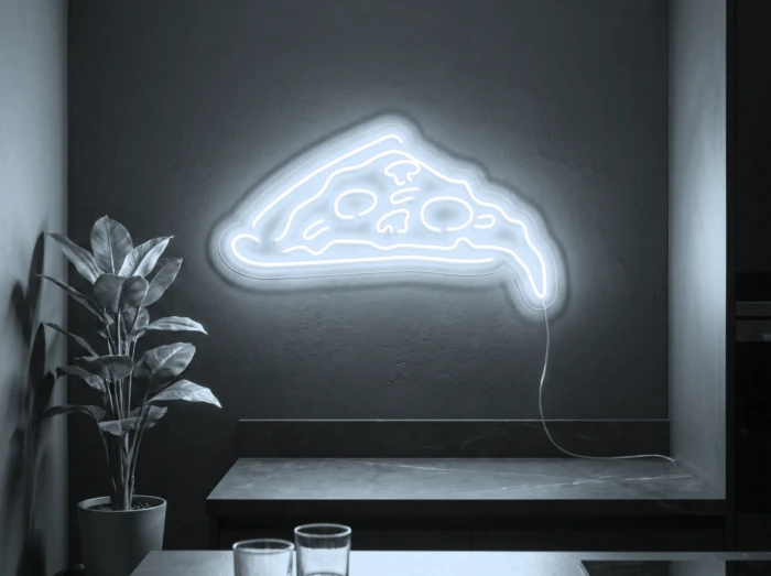 Neonskylt «Pizzaskiva» i iskall vit LED-neon, monterad på vägg