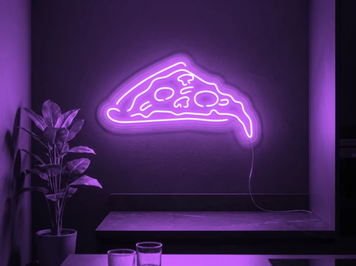Neonskylt «Pizzaskiva» i lila LED-neon, monterad på vägg