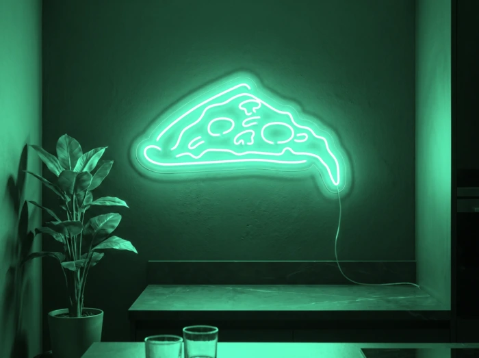 Neonskylt «Pizzaskiva» i mintgrön LED-neon, monterad på vägg