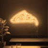 Neonskylt «Pizzaskiva» i orange LED-neon, monterad på vägg