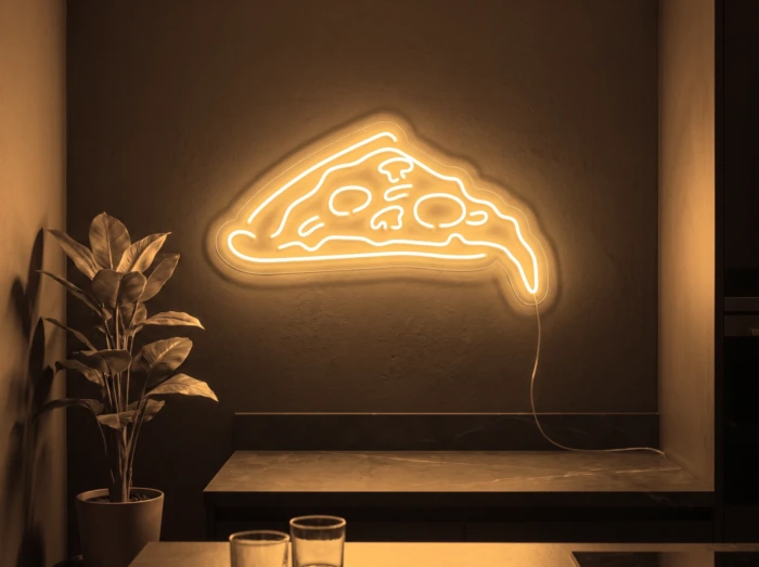 Neonskylt «Pizzaskiva» i orange LED-neon, monterad på vägg