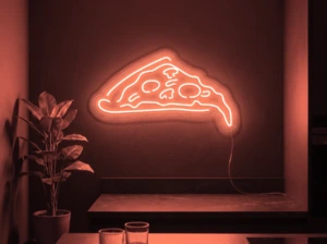 Neonskylt «Pizzaskiva» i röd LED-neon, monterad på vägg
