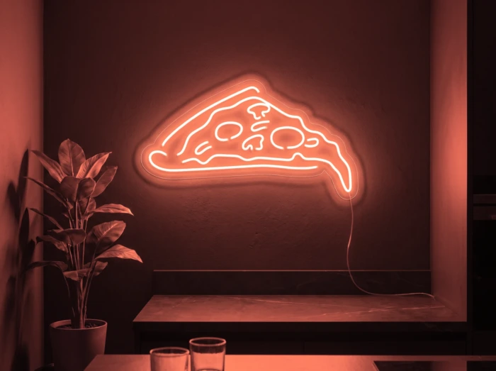 Neonskylt «Pizzaskiva» i röd LED-neon, monterad på vägg