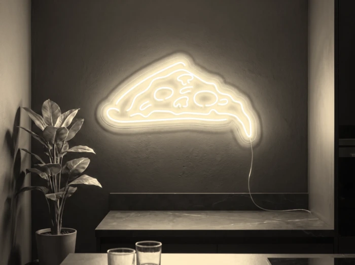 Neonskylt «Pizzaskiva» i varmvit LED-neon, monterad på vägg