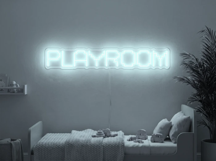 Neonskylt «Playroom» i iskall vit LED-neon, monterad på vägg