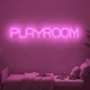 Neonskylt «Playroom» i rosa LED-neon, monterad på vägg