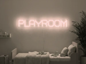Neonskylt «Playroom» i varmvit LED-neon, monterad på vägg