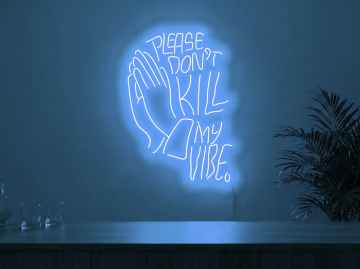 Neonskylt «Please Don’t Kill My Vibe» i isblå LED-neon, monterad på vägg