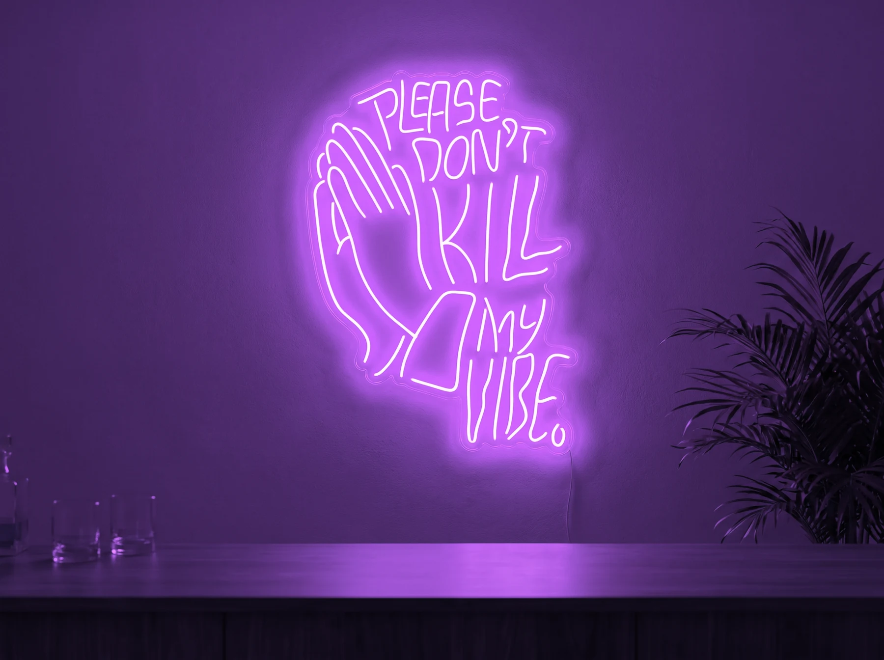 Neonskylt «Please Don’t Kill My Vibe» i lila LED-neon, monterad på vägg