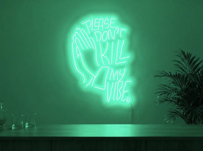Neonskylt «Please Don’t Kill My Vibe» i mintgrön LED-neon, monterad på vägg