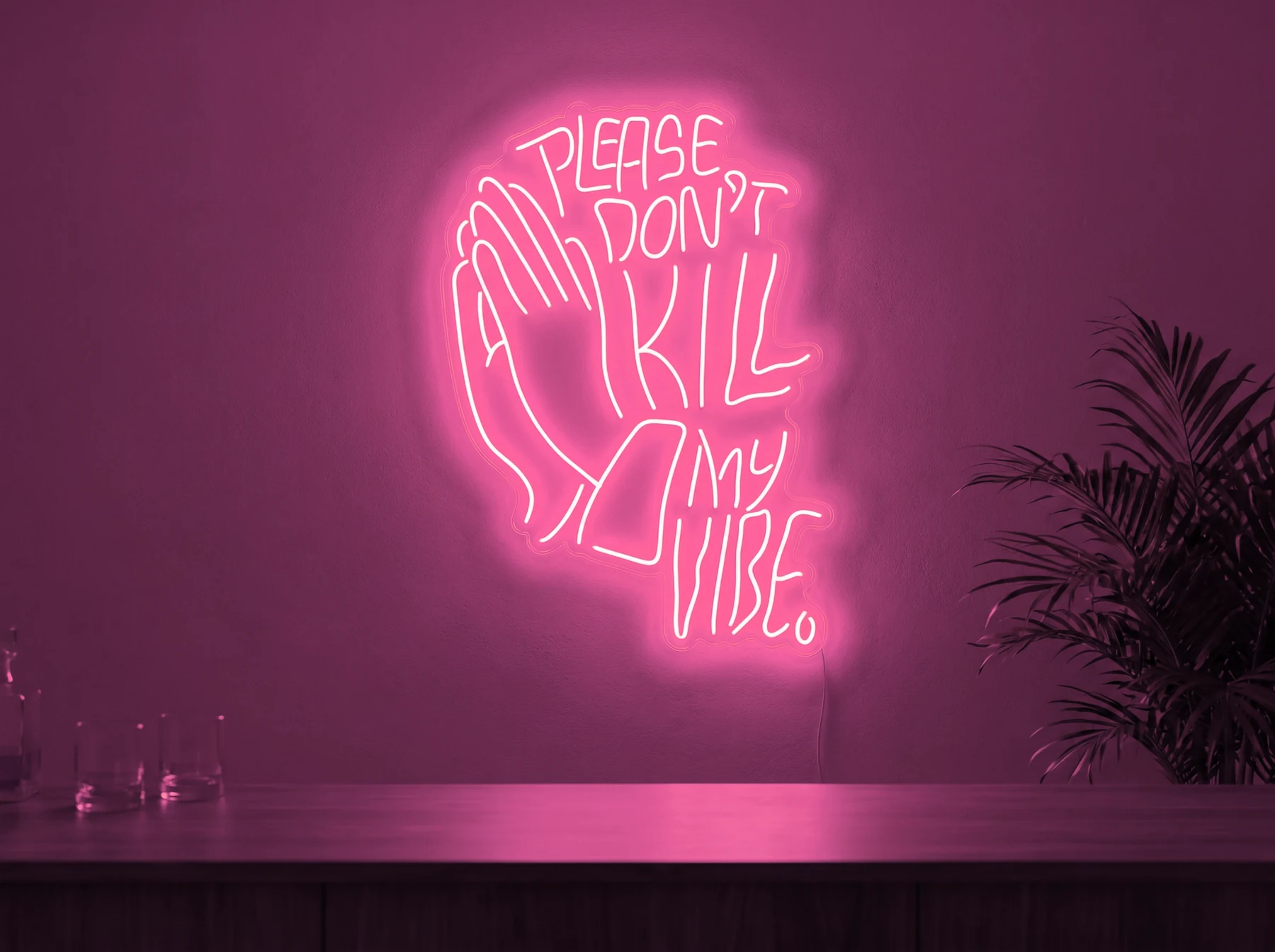 Neonskylt «Please Don’t Kill My Vibe» i rosa LED-neon, monterad på vägg