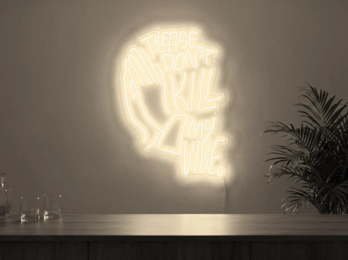 Neonskylt «Please Don’t Kill My Vibe» i varmvit LED-neon, monterad på vägg