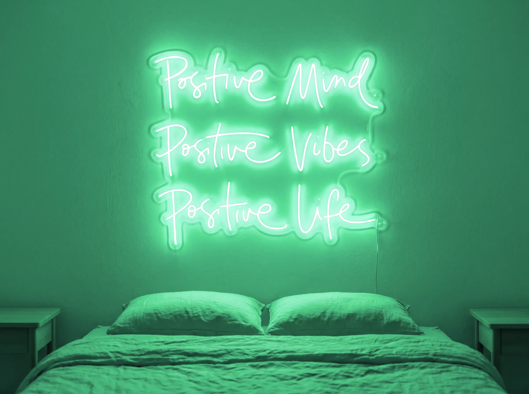 Neonskylt «Positive Mind, Vibes, Life» i mintgrön LED-neon, monterad på vägg